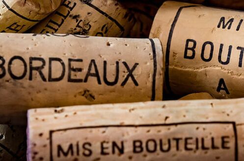 Nahaufnahme von Bordeaux Wein-Korken mit der Aufschrift "BORDEAUX" und "MIS EN BOUTEILLE". Perfekt für Liebhaber von Bordeaux-Weinen.