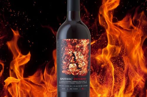 Flasche des Apothic Inferno Rotweins aus Kalifornien vor einem feurigen Hintergrund mit lodernden Flammen. Intensive Geschmacksnoten für besondere Momente!