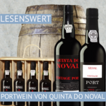 Zwei Flaschen Quinta do Noval Vintage Portwein, eine Holzbox mit sechs kleinen Flaschen Portwein und ein Weinfass im Hintergrund. Perfekt für Genussmomente!