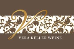 Edles, goldenes Logo der Vera Keller Weine auf einem weißen, floral verzierten Hintergrund mit braunem Rand. Perfekt für Weinliebhaber.