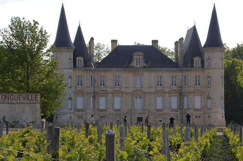 Schloss Pichon Longueville im Bordeaux-Weinbaugebiet Pauillac, umgeben von Weinbergen; ideale Umgebung für hochwertige Pauillac-Weine.