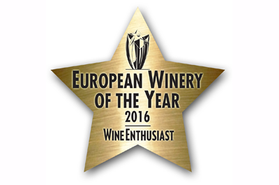 Goldener Stern mit Aufschrift European Winery of the Year 2016, Wine Enthusiast, Auszeichnung für Pfaffl Weingut, herausragende Qualität.