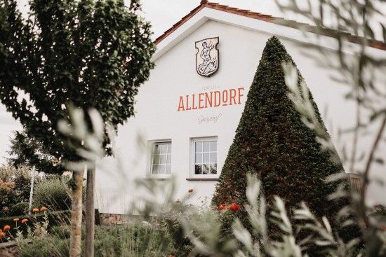 Das Weingut Familie Allendorf in Deutschland, mit gepflegter Gartenlandschaft, Bäumen und Sträuchern. Genießen Sie die Weine direkt vom Weingut!