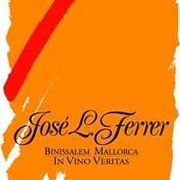 Jose L Ferrer Logo in orangem Hintergrund mit rotem Streifen und Standorttext "Binissalem Mallorca In Vino Veritas".