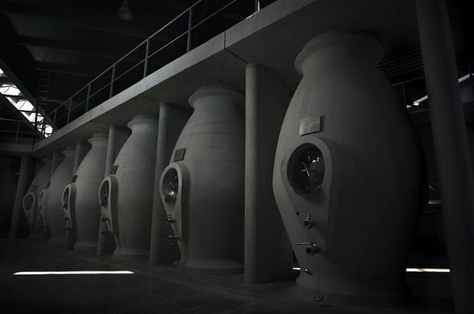 Große Betontanks in der Bodega Zuccardi im Valle de Uco, Argentinien. Präzise Weinlagerung für exquisite Qualität.