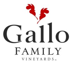 Logo von Gallo Family Vineyards: Rote, stilisierte Hähne, die sich gegenüberstehen, über einem schwarzen Schriftzug 'Gallo Family Vineyards'.