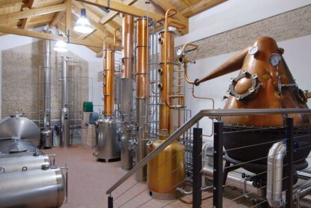 Kupferne Destillationsgeräte in der Bottega Distillerie Italien. Handwerkliche Herstellung hochwertiger Spirituosen.