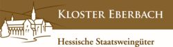 Logo des Weinguts Hessische Staatsweingüter Kloster Eberbach auf braunem Hintergrund mit gezeichneter Klosteransicht.