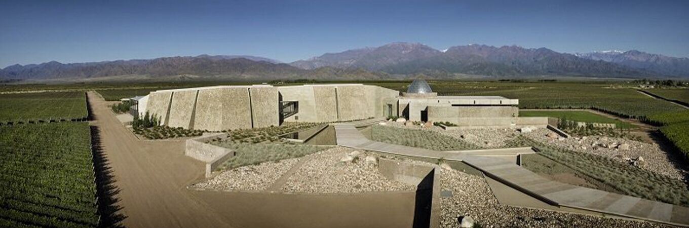 Große argentinische Weinberge mit Steingebäuden des Weinguts Zuccardi, Valle de Uco, Mendoza, Argentinien. Entdecken Sie Premiumwein.