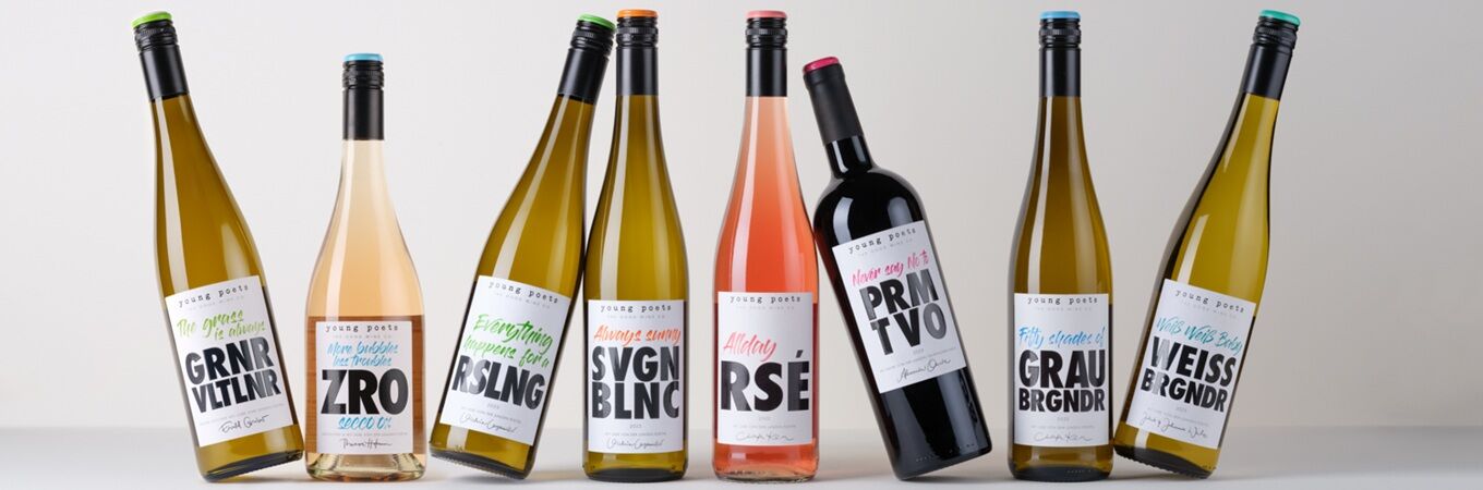 Sortiment der Marke young poets: mehrere modern gestaltete Weinflaschen mit unterschiedlichen Sorten wie Grüner Veltliner, Riesling, Rosé, Pinot Noir und Weißburgunder, nebeneinander aufgestellt.