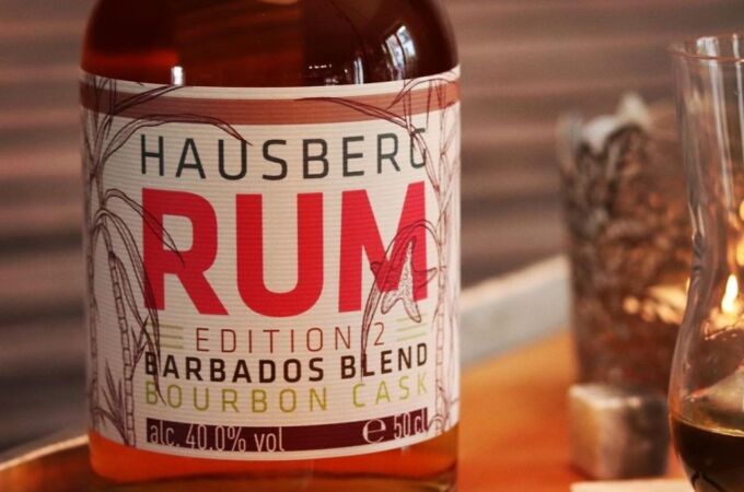 Hausberg Rum Edition 2 Barbados Blend Bourbon Cask 40% Vol, 500 ml Flasche auf Holztisch mit Glas, ideal für Genießer!