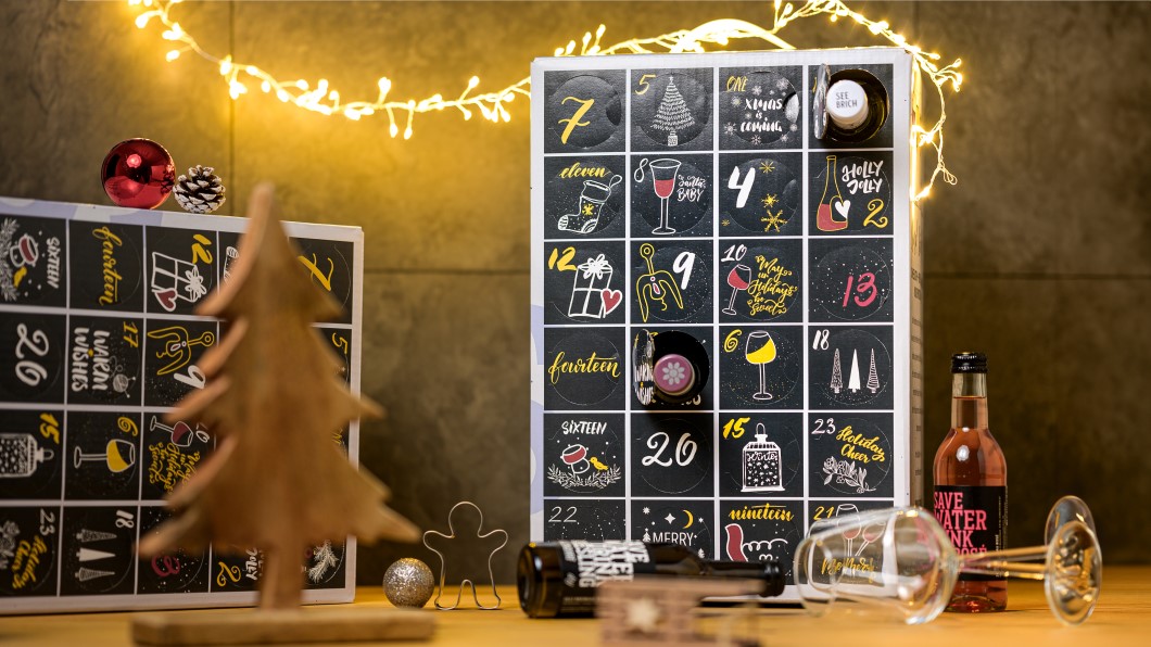 Weinadventskalender mit dekorativen Lichtakzenten. Verschiedene Geschenke. Perfekte Adventsüberraschung für Weinfans!