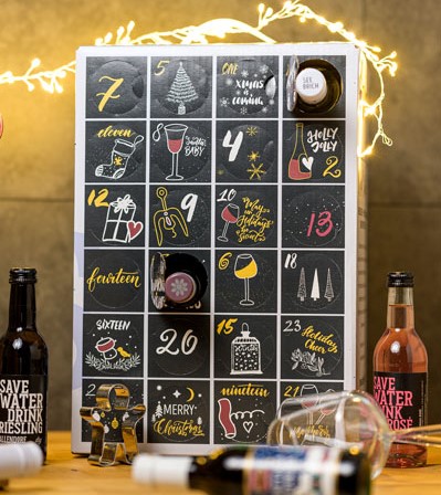 Wein-Adventskalender mit 24 Türchen, dekoriert mit festlichen Grafiken, leuchtenden Lichtern und verschiedenen Weinflaschen im Hintergrund.