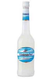 Flasche Küstennnebel Norddeutscher Schnaps, 0.7l. Etikett zeigt Küstenlandschaft und blauen Himmel.