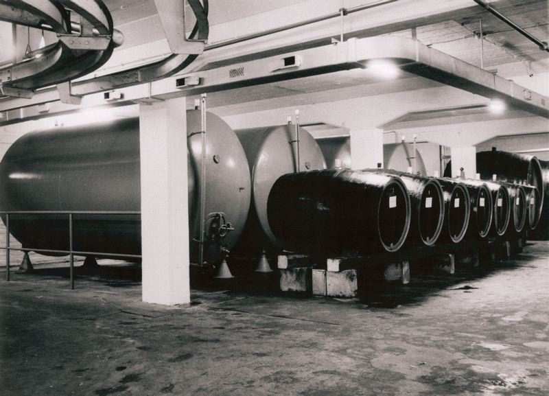 Große Tanks in einem Weinlager, die für die Lagerung von Wein genutzt wurden. Historische Einblicke in die Weinherstellung und Lagerung.