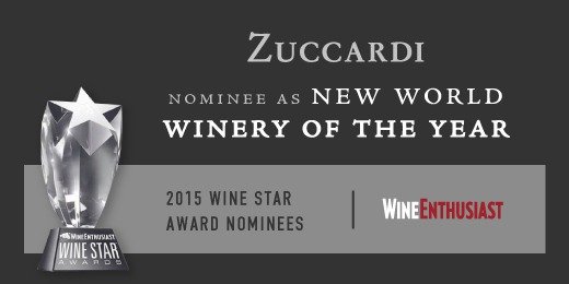 Zuccardi WineEnthusiast New World Winery of the Year 2015 Award Statement, schwarzer Hintergrund, klares Kristall-Weinglas mit weißem Stern.